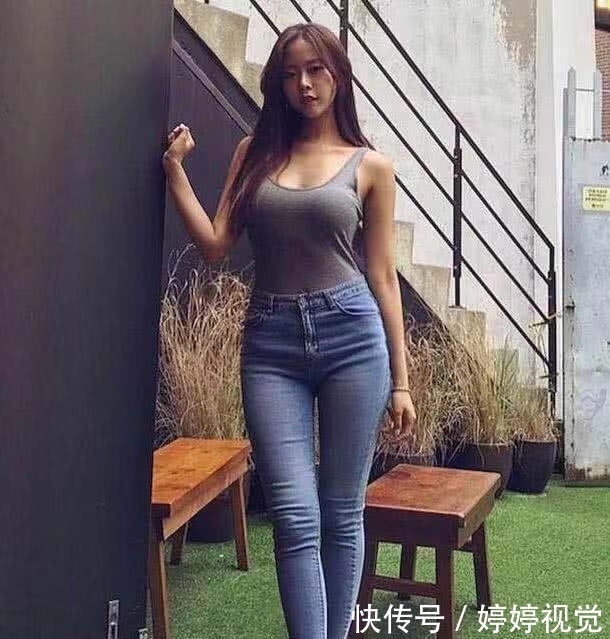 个性|街拍:休闲优雅动人的小姐姐,搭配有致展现出时尚个性很有韵味!