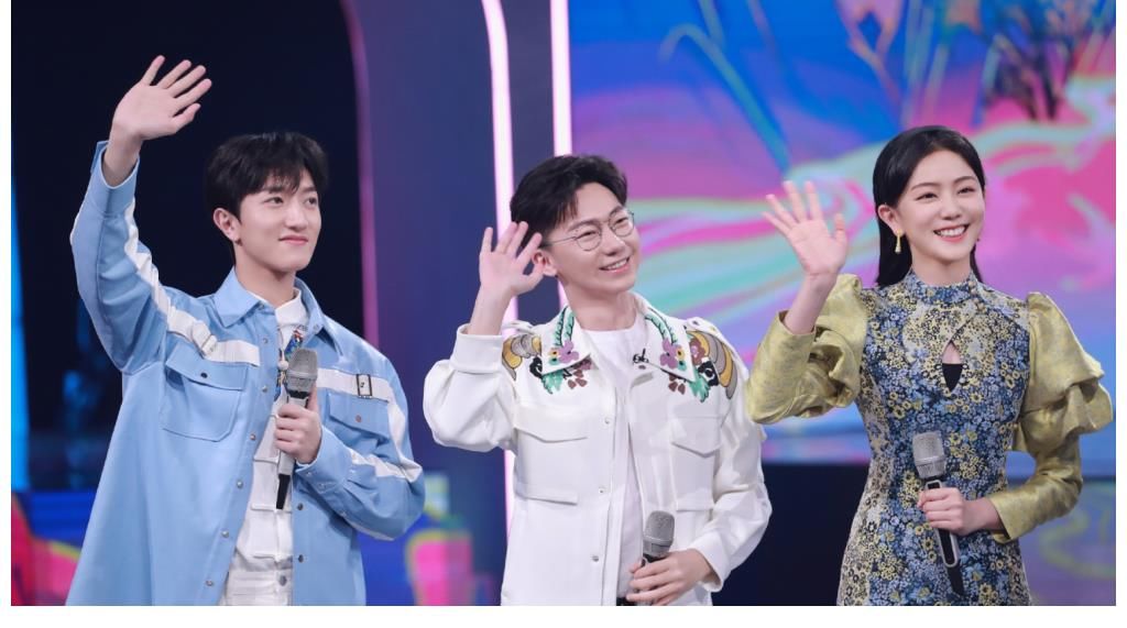 拿过主持人比赛冠军，后加盟芒果台，成《你好星期六》见习班成员