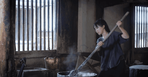 井盐|去年才通高铁,这座“十八线”国内小城,凭什么就火到了国外?