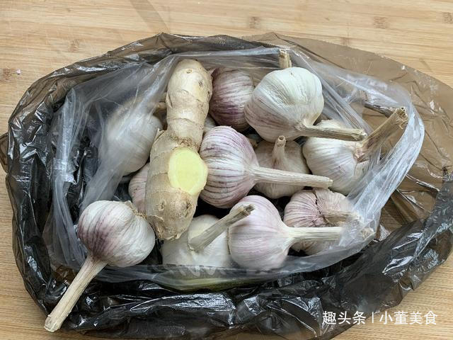 今天才知道，原来保存大蒜这么简单，放一年不干瘪不发芽，真实用