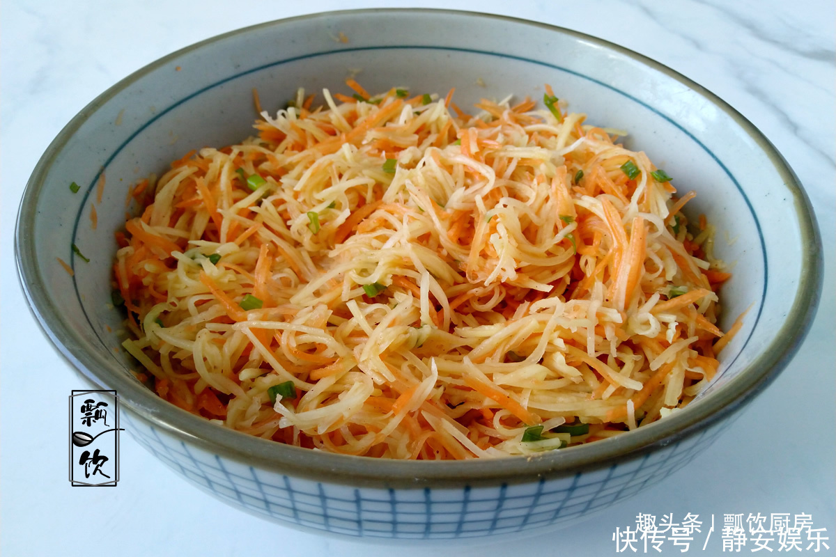 1个土豆,1个胡萝卜,不加面,不加水,做成菜饼子,一盘吃饱