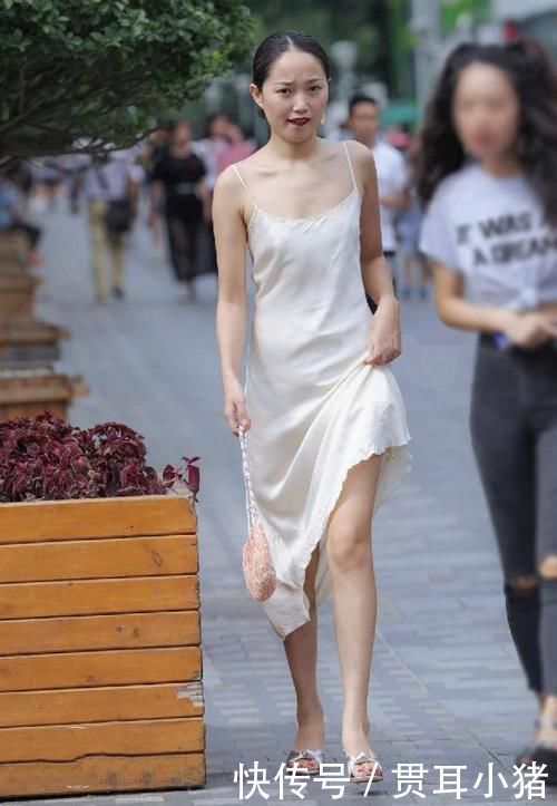 尽显|春季轻熟风的穿搭,奶白色绸缎吊带裙+高跟拖鞋,尽显国际大牌范