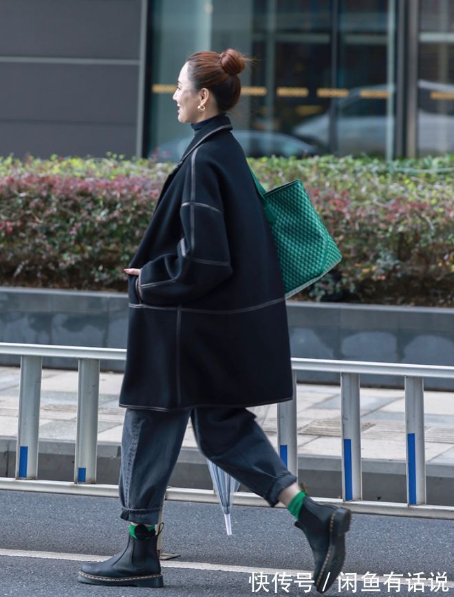 博主|为什么你穿黑大衣不好看?45岁博主的4个“配色法则”很值得借鉴