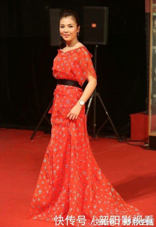 肤色|女人到了中年,切忌穿这4个颜色,多穿另外4个,更能显白减龄