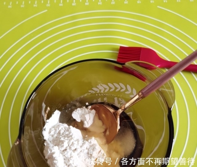 千层杂粮发面饼,外边金黄酥香,里面柔软分层