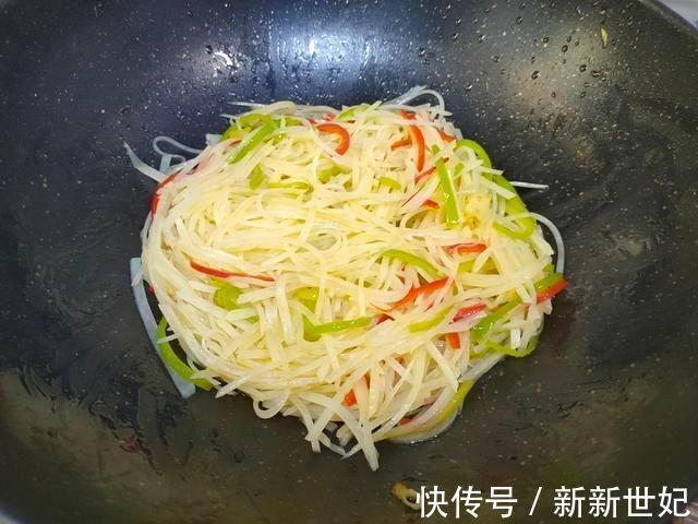 炒土豆丝,什么时候放醋是关键,这一步做对,怎么炒都脆爽好吃