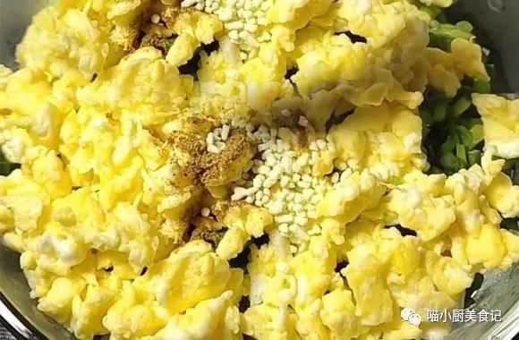 最近我家没少吃这个，包上馅，上锅一蒸，8分钟出锅，比肉包子都香