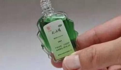 睡前可以将风油精滴进肚脐眼,第二天有惊喜,多数人表明很受用