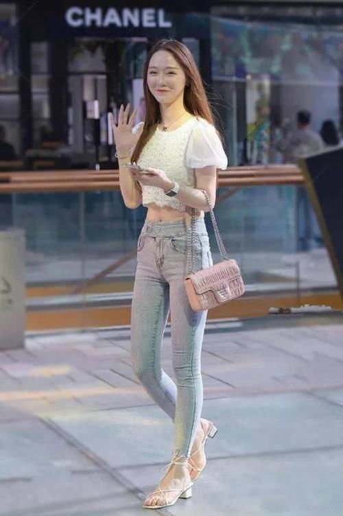 小姐姐利用黑色的连衣裙搭配黑色的高跟鞋，是如此有魅力又显瘦