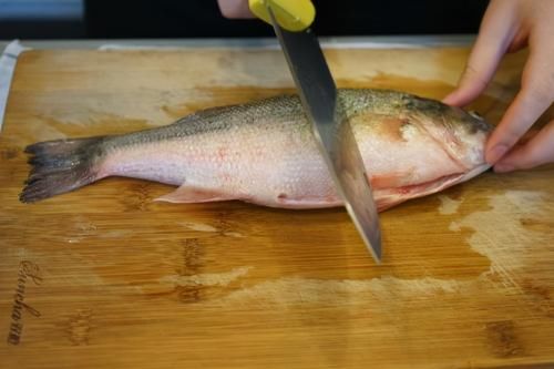  腥味|蒸鱼时，锅里加水就错了！大厨教你正确做法，鱼肉鲜嫩无腥味