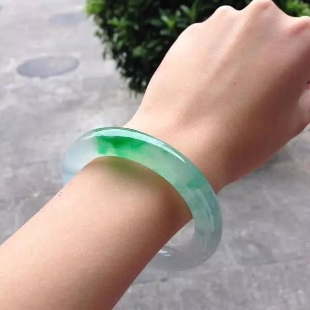 切出|麻蒙场口翡翠切出高冰种飘绿花手镯