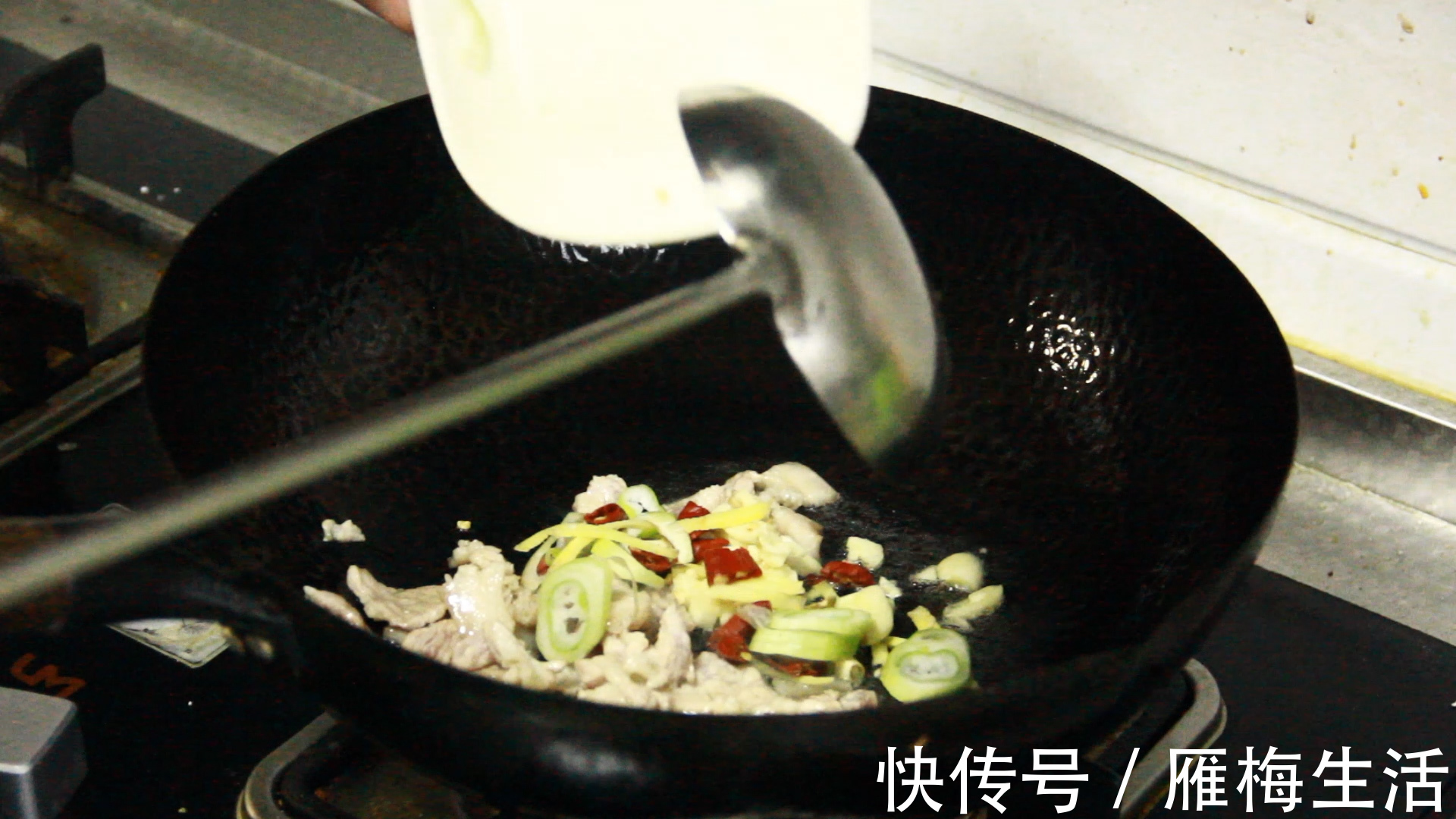 为啥很多饭店把芹菜炒杏鲍菇当做招牌菜试着炒一次,真能吃上瘾