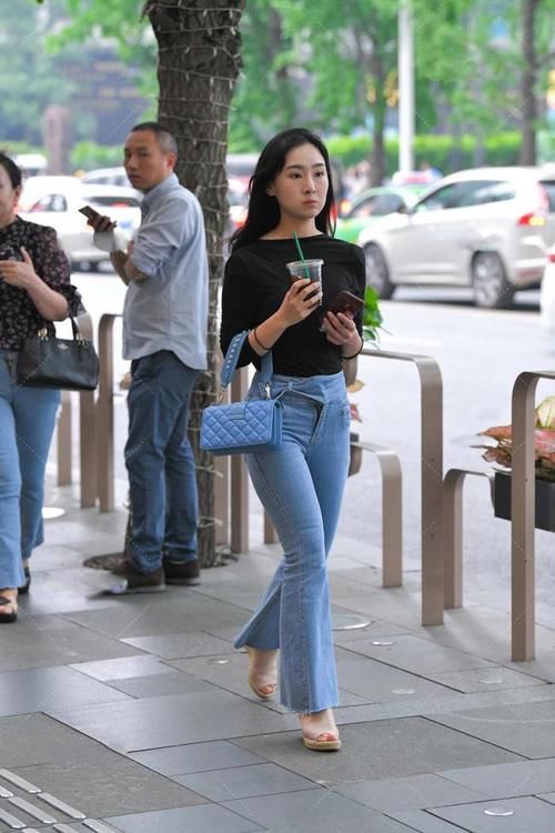 一字领黑色上衣搭配蓝色微喇叭裤,再配上坡跟凉鞋,大气又温柔