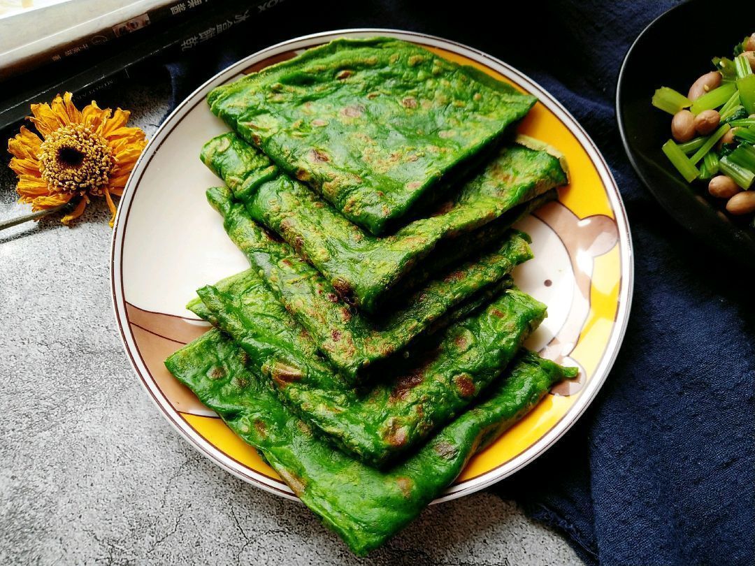 维生素菠菜和鸡蛋摊成饼,5分钟就做好,营养美味,孩子很喜欢吃