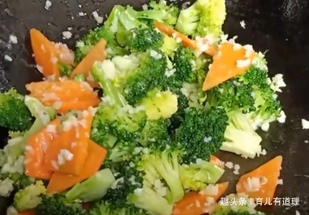 做法|要让孩子多吃的一道营养菜,做法简单,清脆可口,还有效保护视力