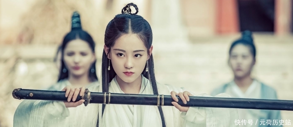 新《圆月弯刀》拍完9年未播,女主过气服化过时,张智尧都不香了