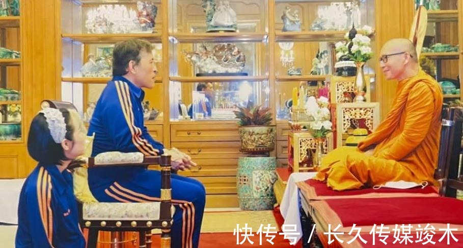 蕾丝|诗妮娜新造型好美，头上佩戴纯白色发箍，深情注视69岁泰王