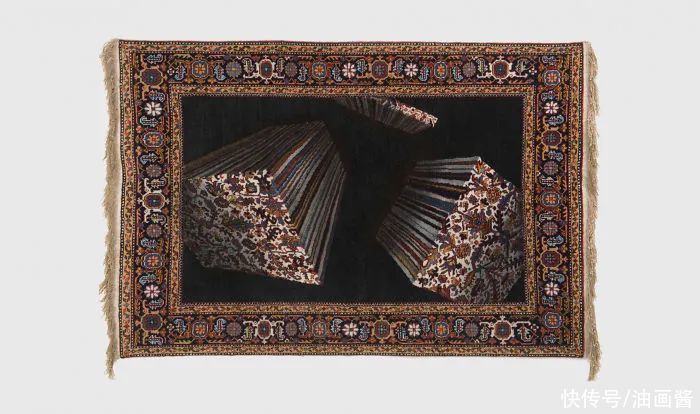  地毯作品|上半部分看起来正常的地毯，渐渐跑偏了，效果还挺美