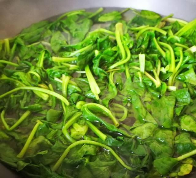 奶油|菠菜烤生蚝,个头肥美,海鲜味十足,好吃到爆