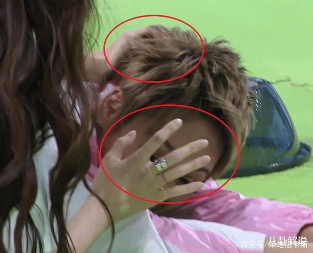 宁静在节目上，被水盆砸下来时，孟佳下意识的反应暖心又好笑