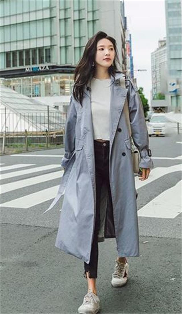 今年流行的“雾霾蓝”风衣,配上这5种“内搭”,洋气显瘦又高级