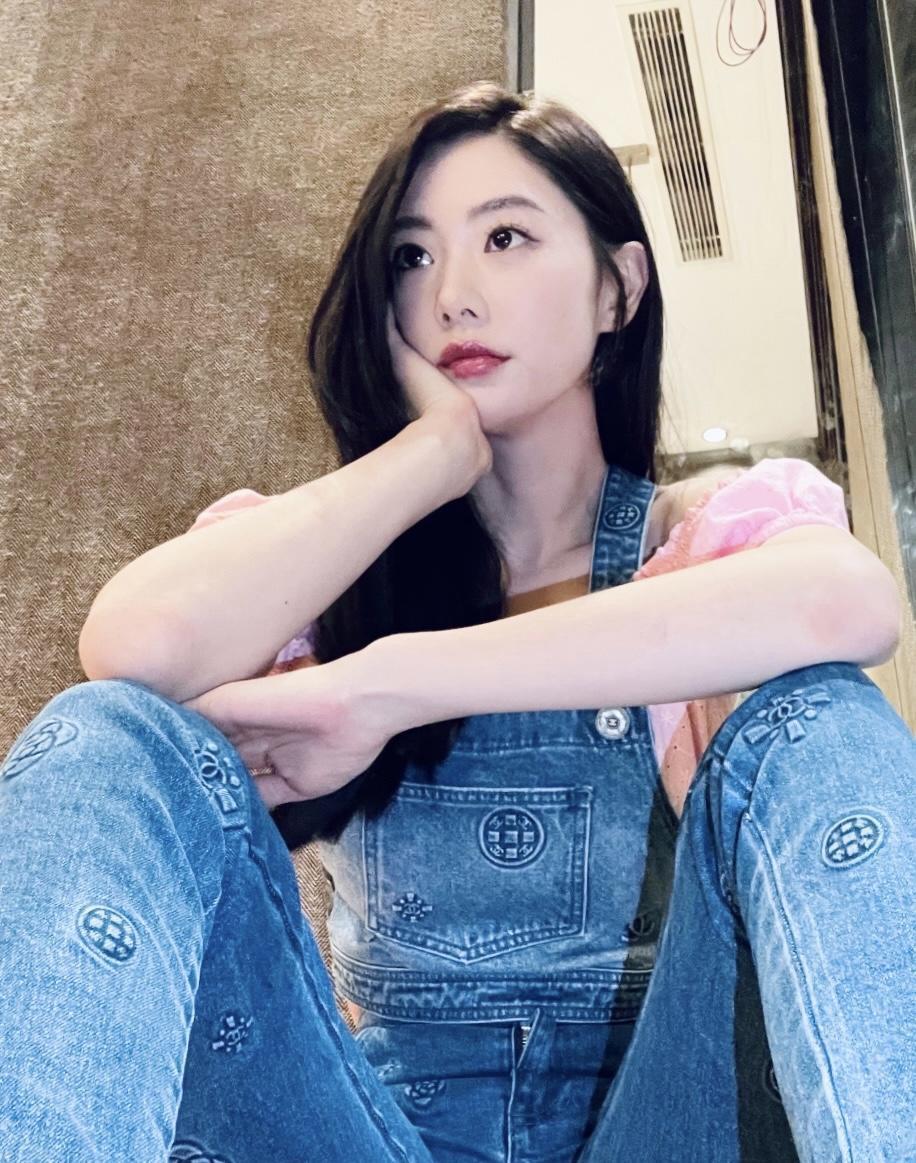 长腿|克拉拉不愧是“亚洲第一美女”，穿拼接风衣出镜，一双长腿太吸睛