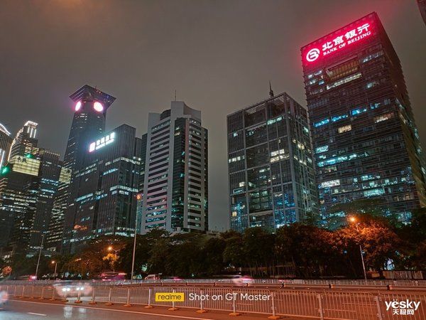 光学防抖|初探realme真我GT大师探索版夜景：抬手记录心动瞬间