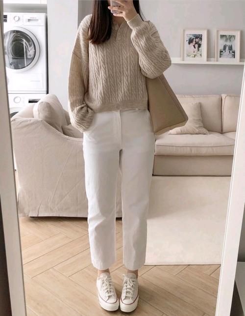 微胖女生变瘦变美，选择一松一紧的穿法就够了，搭配简单却有味道