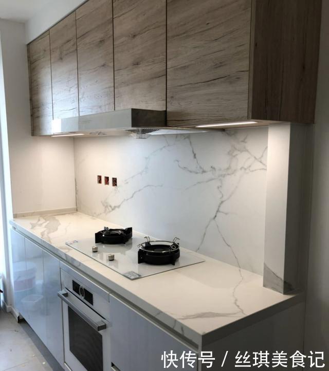 墙面|厨房别再贴瓷砖了,这种新型替代材料,看着高级还耐脏