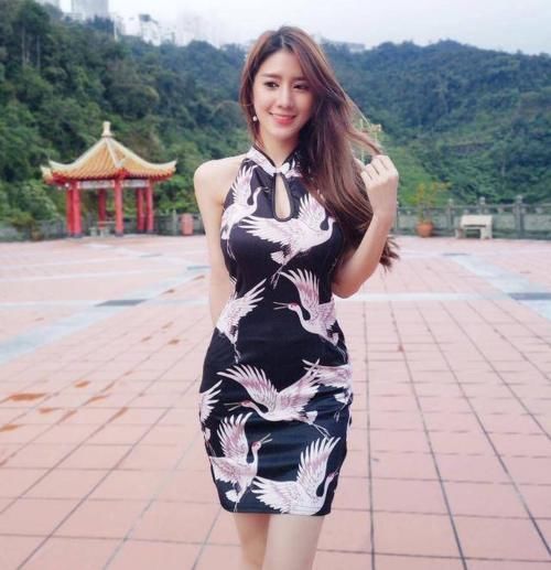 身姿 美女模特:身材丰腴的小姐姐,尽显妙曼身姿