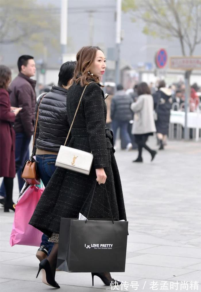 风衣|街拍:美女选择西装搭配九分铅笔裤,风衣披在身上,女强人的风格