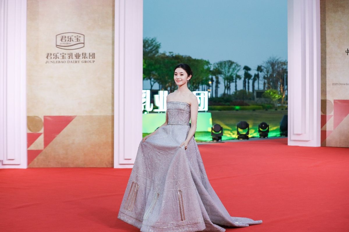 星光閃耀 照亮鷺島！ 明星大咖紛紛登場(chǎng)第34屆中國(guó)金雞百花電影節(jié)閉幕紅毯