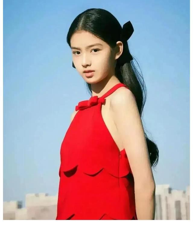 长津湖|在正在热播的电影（长津湖）中抛红领巾的小女孩名字叫艾米