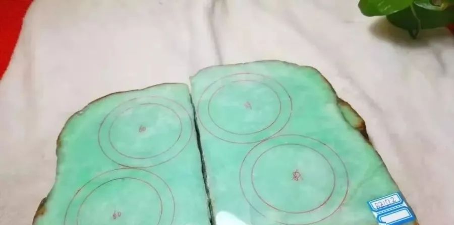 朋友早市4800买的翡翠原石,竟切出5条果绿手镯,笑得合不拢嘴!