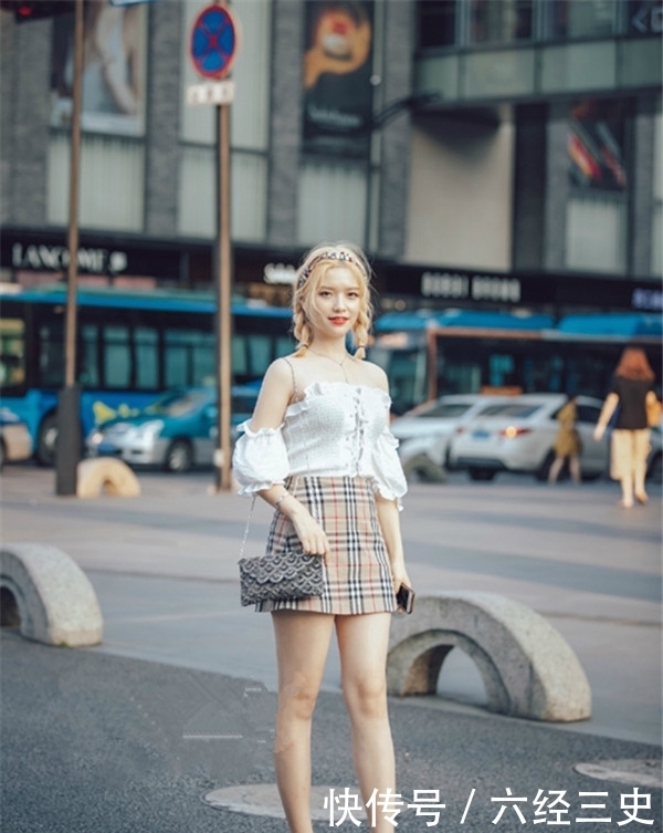 穿着|路人街拍:穿着光鲜靓丽长相清新的小姐姐,元气满满性感迷人!