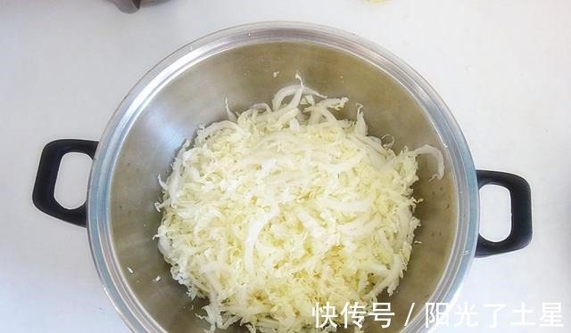 冬天吃饺子，不能错过这馅，掌握一个小窍门，营养鲜香，越吃越爱！