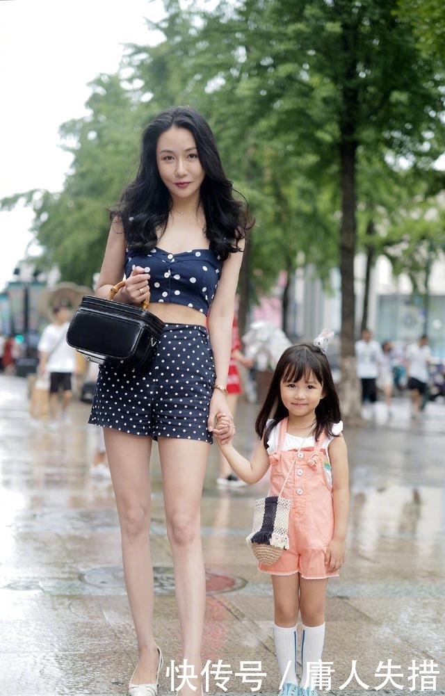 美腿|街拍:穿紧身牛仔裤的小姐姐,时尚靓丽,一双美腿吸人眼球!