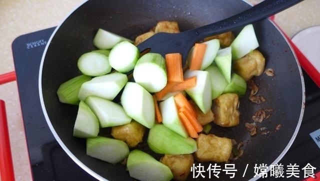 好吃|豆腐加这菜清香无比，再来点肉，好吃到上桌秒光！只长劲不长胖