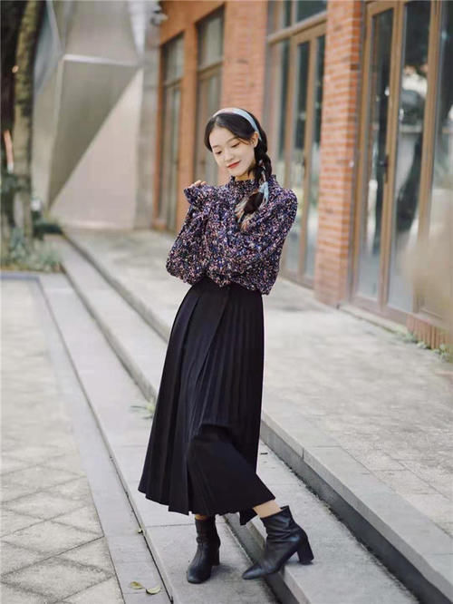 今年火了一种穿法，叫“衬衫＋长褶裙”，清新又迷人，潮人都爱了