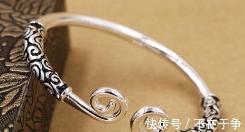 女性 手镯不能随便戴,18岁到50岁的女性,不同年龄段要戴不同的手镯!