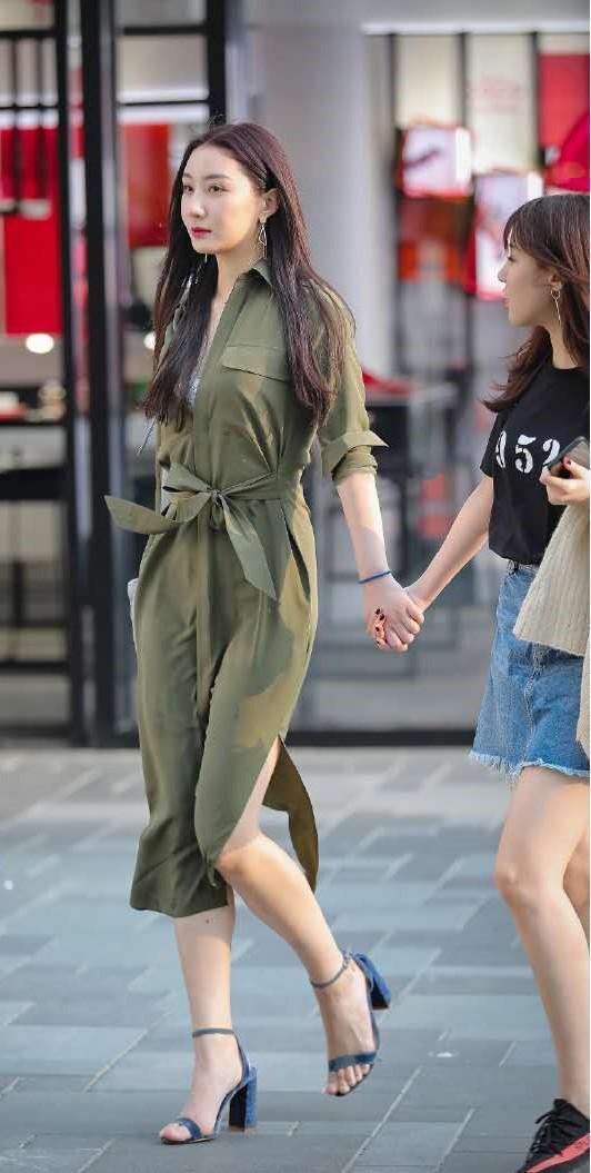 风衣|街拍连衣裙你见多了，但是“风衣版”连衣裙你见过吗
