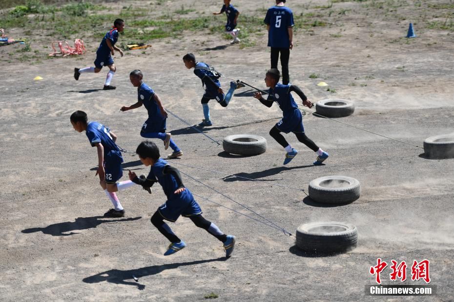 足球|“云端小学”彝族孩子迎来足球“第一课”