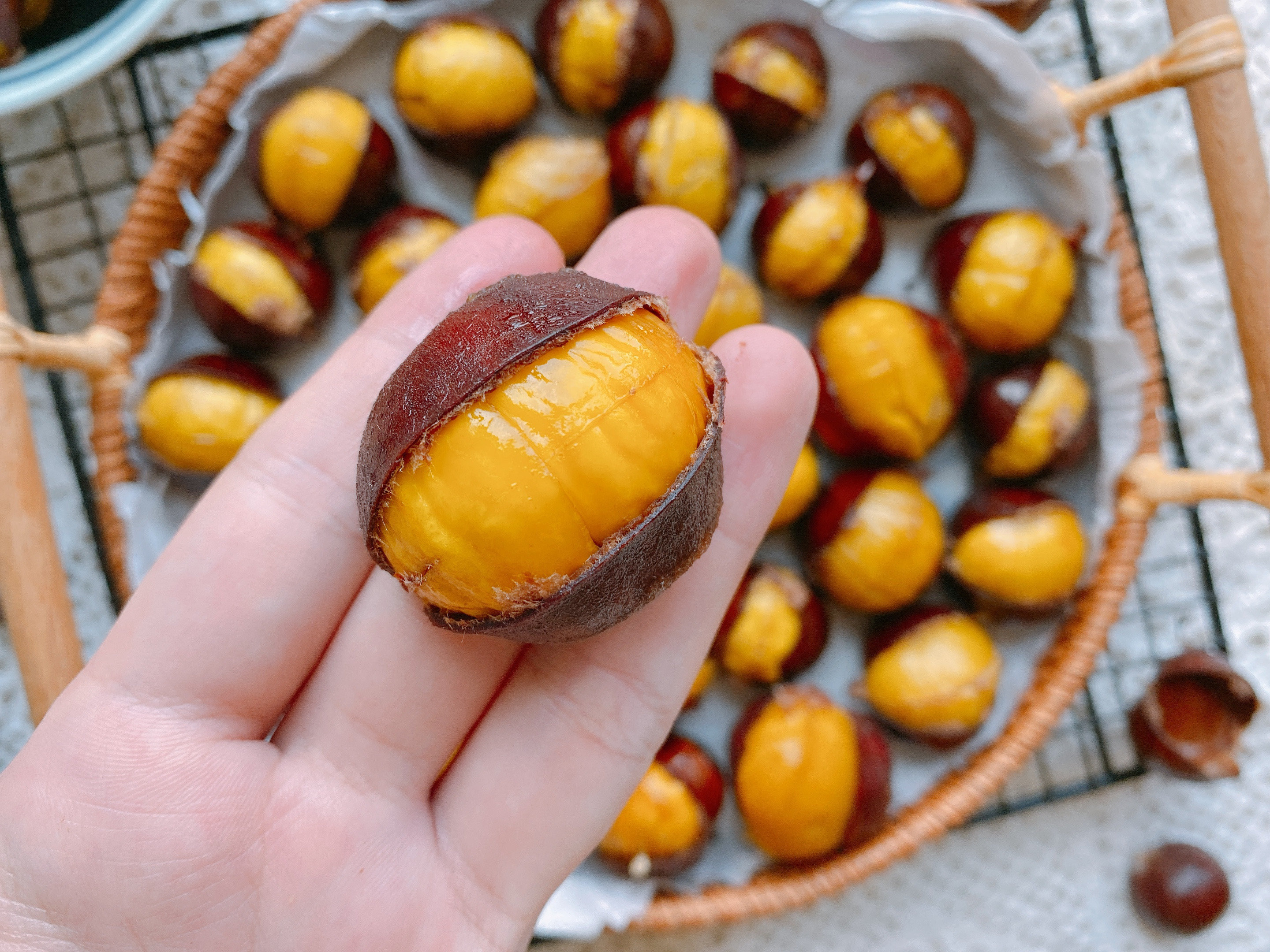 板栗最好吃的做法,香甜绵软,学会窍门,开口快,剥皮容易!