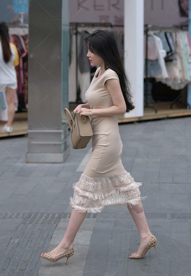 大方|美女杏色的修身连衣裙,大方的将个人魅力展示出来