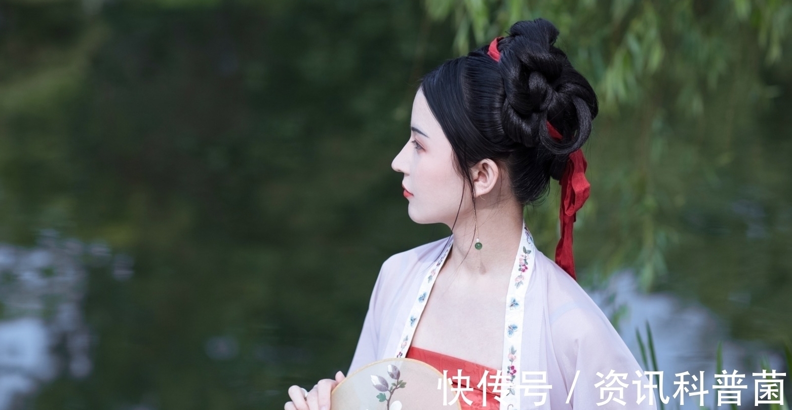 花季!如梦令:暮雨正潇潇,相约农家共酒。依旧,依旧。醉饮黄昏之后