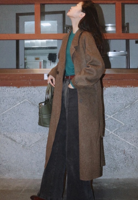 牛角扣|棕色大衣穿腻了?建议尝试叠穿法则,让你美得不一样,高级又洋气