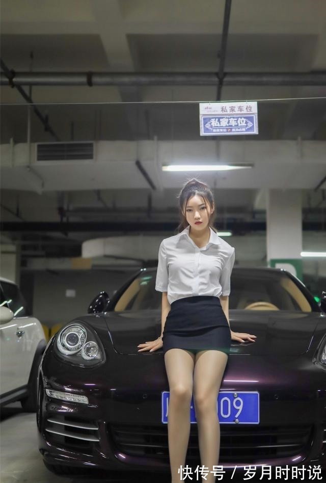 白衬衫 冷白色的短袖衬衫,搭配黑色的短裙十分的干练,日常上班都可以!