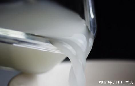 女性早上洗脸时,在水里加点“料”,皮肤白嫩紧致,60岁也不老