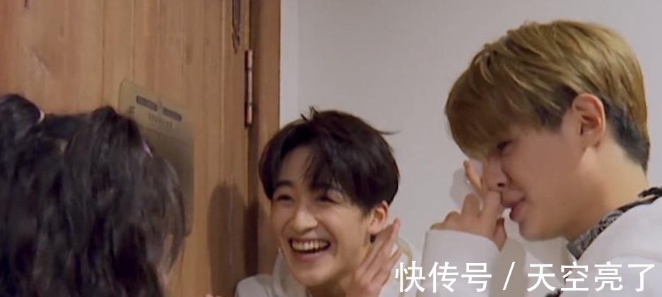 何洛洛|楊超越直女發(fā)言惹怒黃明昊,三大選秀廠牌神仙聯(lián)動(dòng)!大廠女孩破防