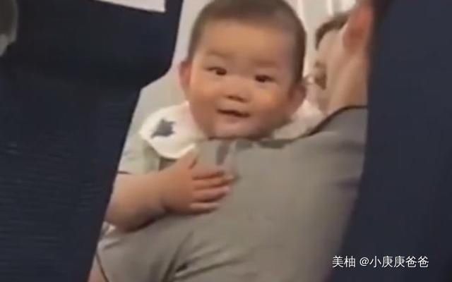 辅食|“馋猫宝宝”高铁上看到有人吃东西，流了爸爸一肩膀口水，太萌了